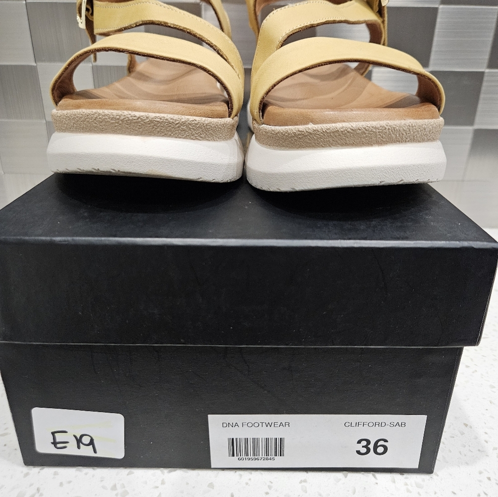 Sandals - Picture 4 of 4
